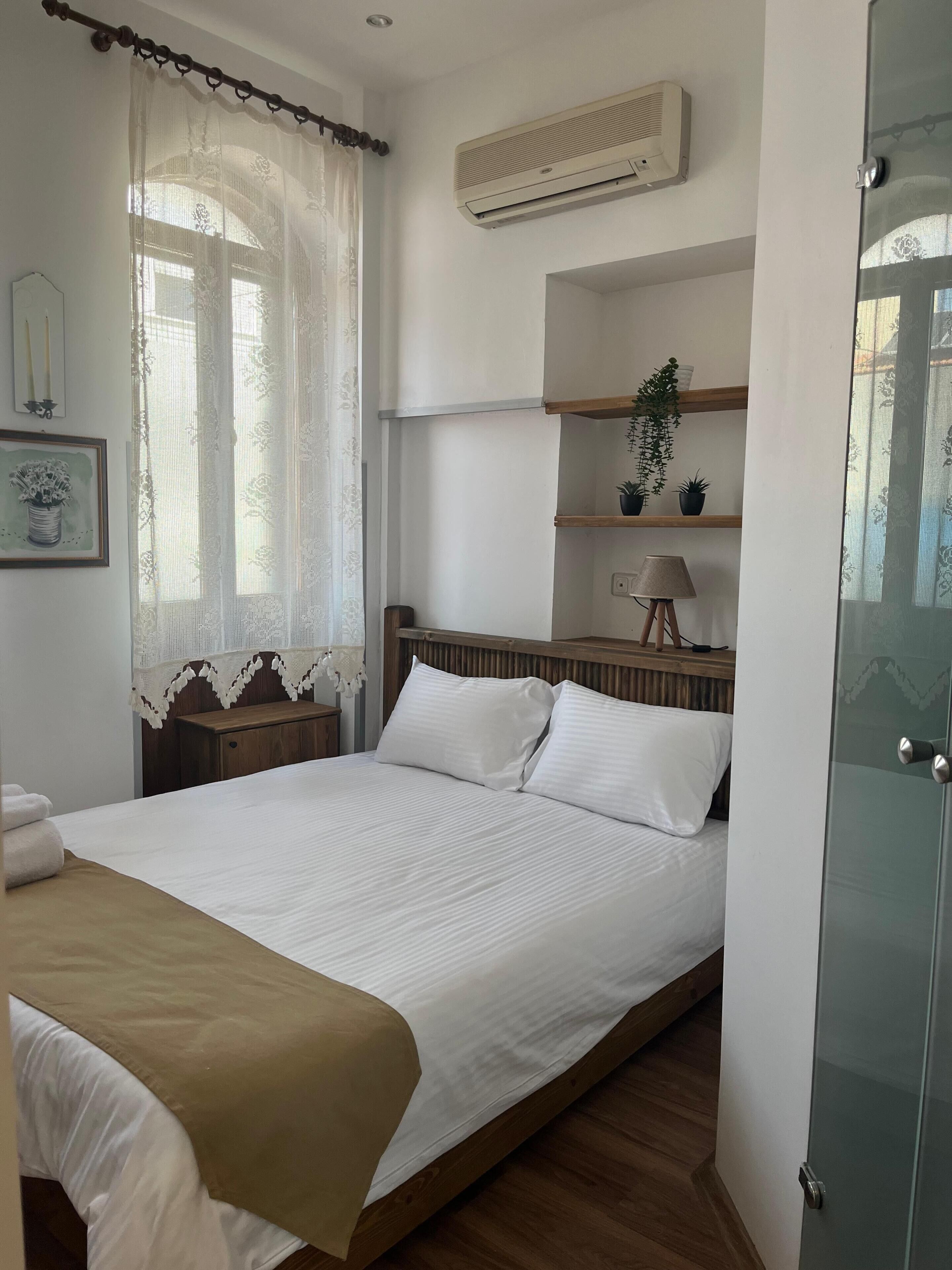 Habitación doble estándar, vista a la ciudad | Tabla de planchar con plancha y wifi gratis 