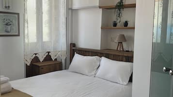 Habitación doble estándar, vista a la ciudad | Tabla de planchar con plancha y wifi gratis