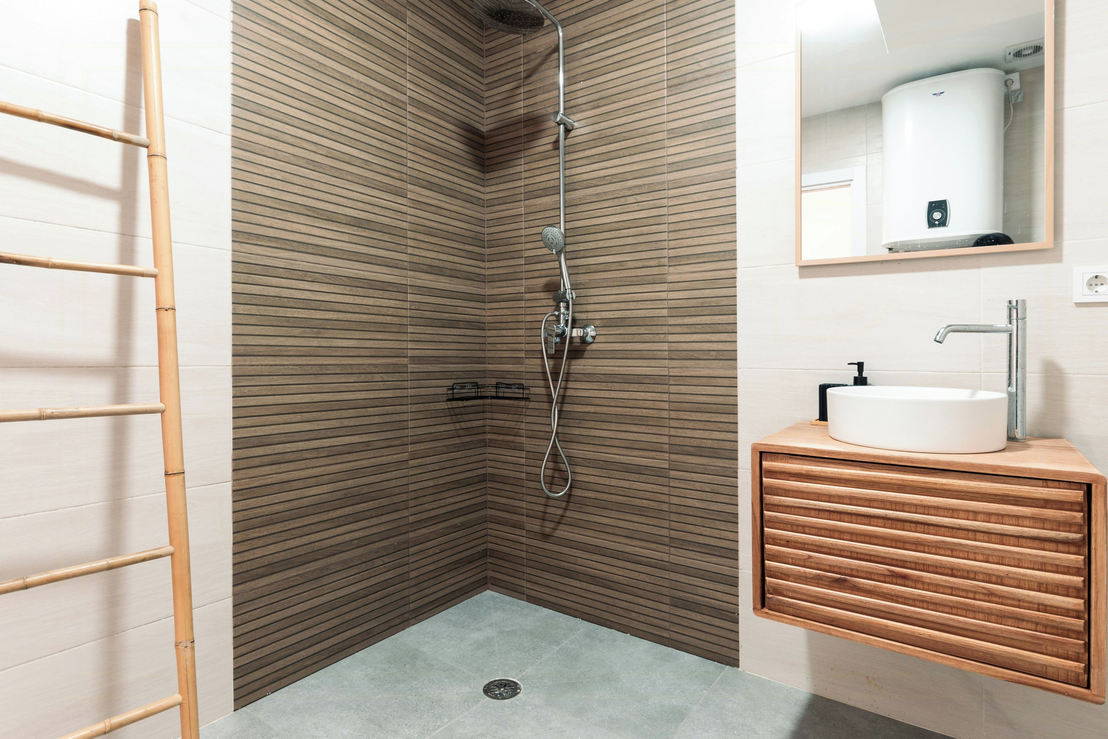Un baño moderno con ducha, inodoro y lavamanos.