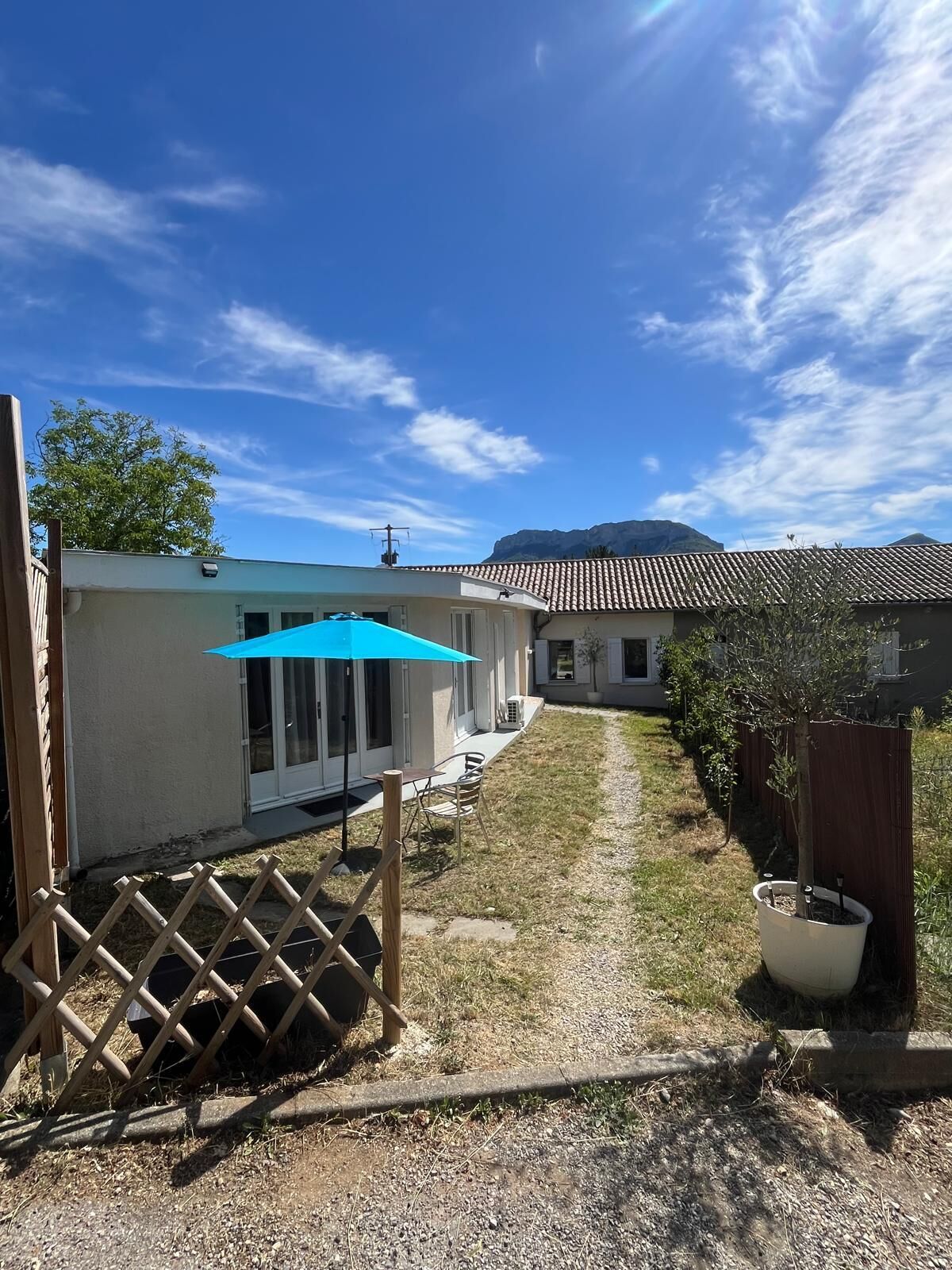Il s’agit d’une propriété résidentielle dotée d’un patio, d’une clôture en bois et offrant une vue sur un ciel dégagé.