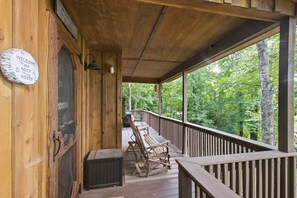 A wooden deck with a bench and a trash bin, surrounded by a railing, overlooking a forested area. - Helen Cabin w/ Deck & Hot Tub 1/3 Mi to Main St (Helen)