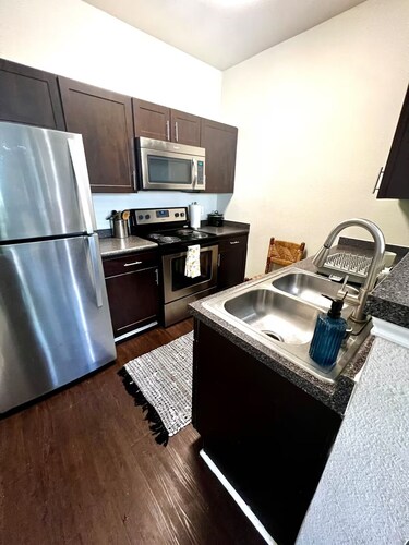 Modern Comfort Getaway- 2bd 1bath Free Parking