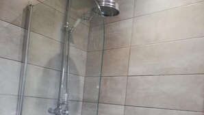 Douche, baignoire relaxante profonde, sèche-cheveux, serviettes fournies
