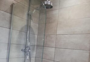 Shower, deep-soaking bathtub, hair dryer, towels - 4 Bedroom House Sleeps 6 - Garden - Free Parking (Belfast)