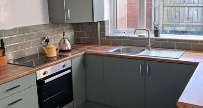 House Sleeps 6with Parking