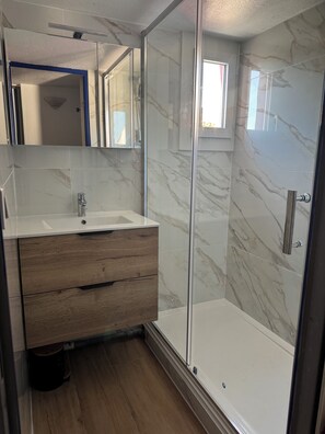 Bathroom - Vrbo Property (Agde)