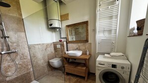 Bathroom - Vrbo Property (Dole)