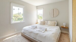 Unclassified image, 4 of 28, button - The Cozy California Bungalow (Inglewood)