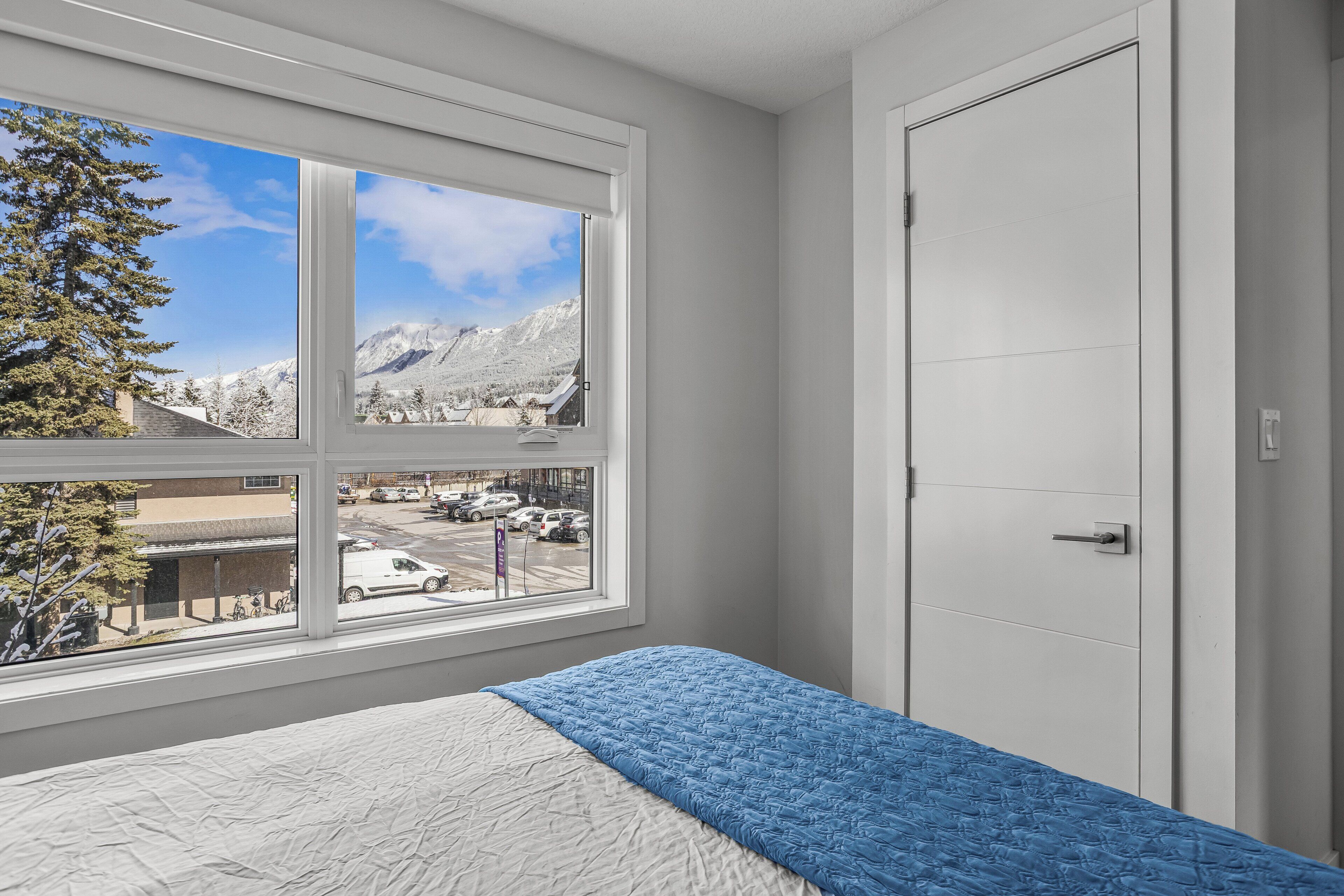 2 chambres, bureau, fer et planche à repasser, lit de bébé portatif
