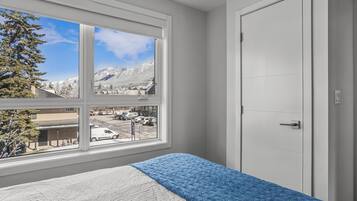 2 chambres, bureau, fer et planche à repasser, lit de bébé portatif