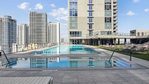 Una piscina en la azotea con vistas a edificios altos.
