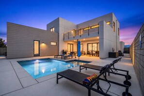 A modern outdoor pool area with lounge chairs and a barbecue grill. - Pura Vista Palm Springs - 3BR + Private Pool + Casita + Mountain Views (Palm Springs)