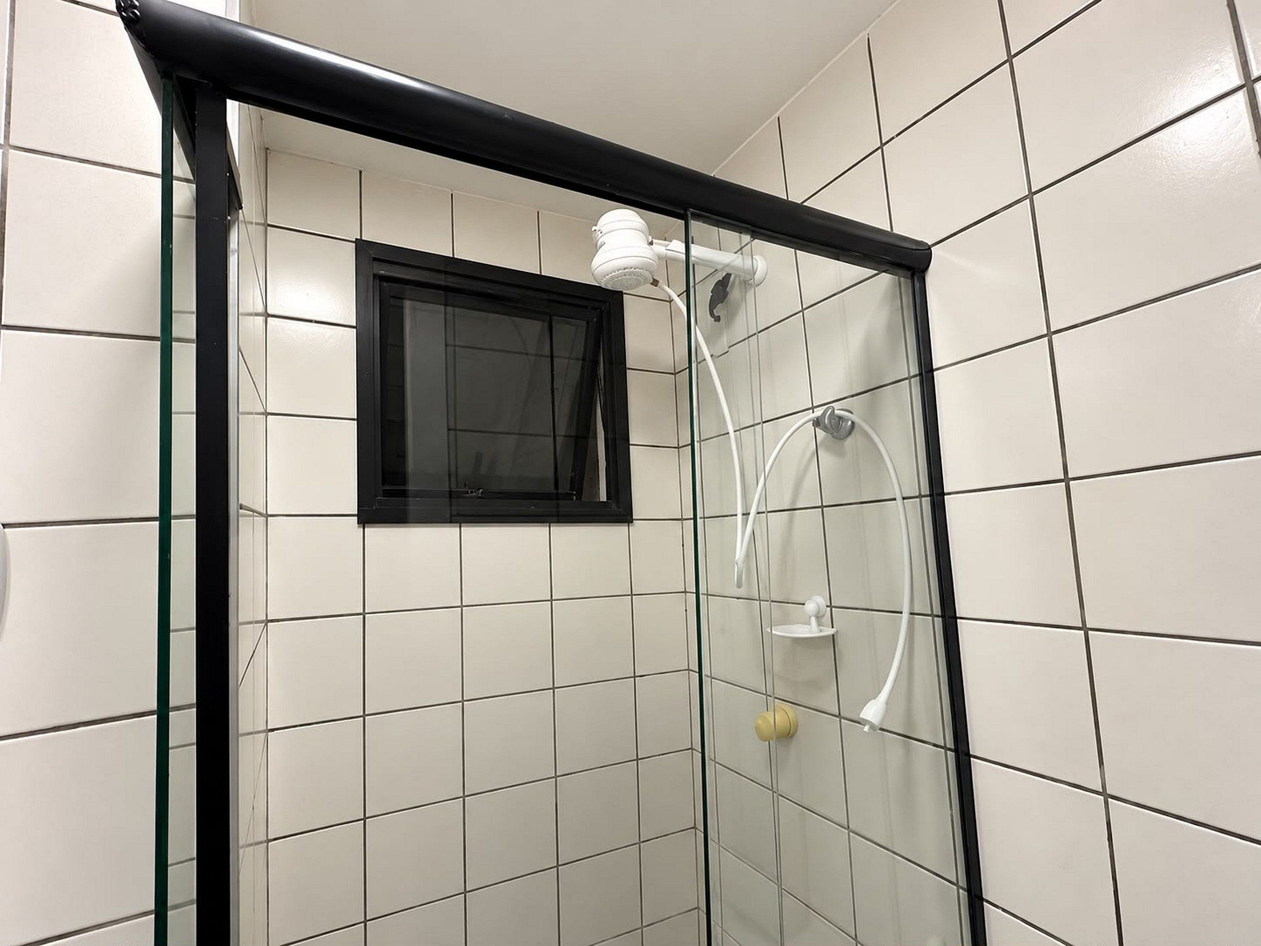 En bruseniche med glasdør, vindue og flisebeklædt væg.