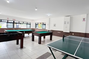 Ein Billardraum mit mehreren Billardtischen und einem Tischtennis-Tisch.