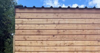 Luxury Larch Cabin, Air Con + Fire Pit + BBQ & Parking close to Bath - sleeps 3