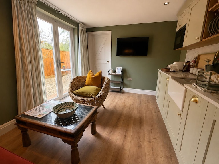 Luxury Larch Cabin, Air Con + Fire Pit + Bbq & Parking Close To Bath - Sleeps 3 - Cotswolds