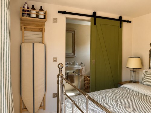 Luxury Larch Cabin, Air Con + Fire Pit + BBQ & Parking close to Bath - sleeps 3