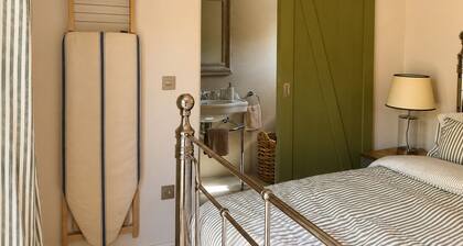 Luxury Larch Cabin, Air Con + Fire Pit + BBQ & Parking close to Bath - sleeps 3
