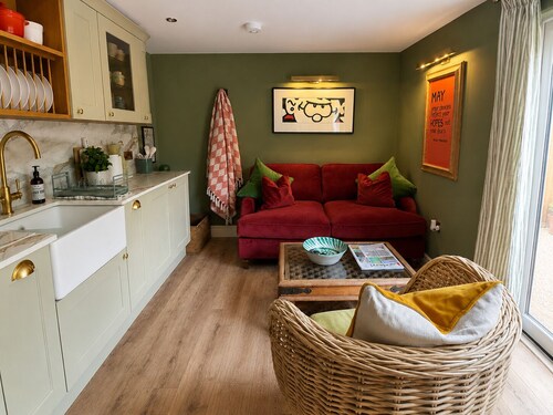 Luxury Larch Cabin, Air Con + Fire Pit + BBQ & Parking close to Bath - sleeps 3