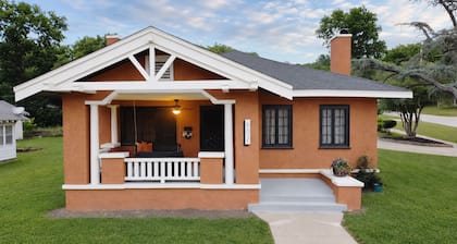 The Painted Lady Craftsman. Sleeps 8. Unique & gorgeous comfort filled house.
