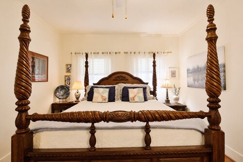 The Painted Lady Craftsman. Sleeps 8. Unique & gorgeous comfort filled house.