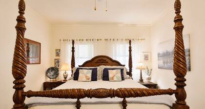 The Painted Lady Craftsman. Sleeps 8. Unique & gorgeous comfort filled house.