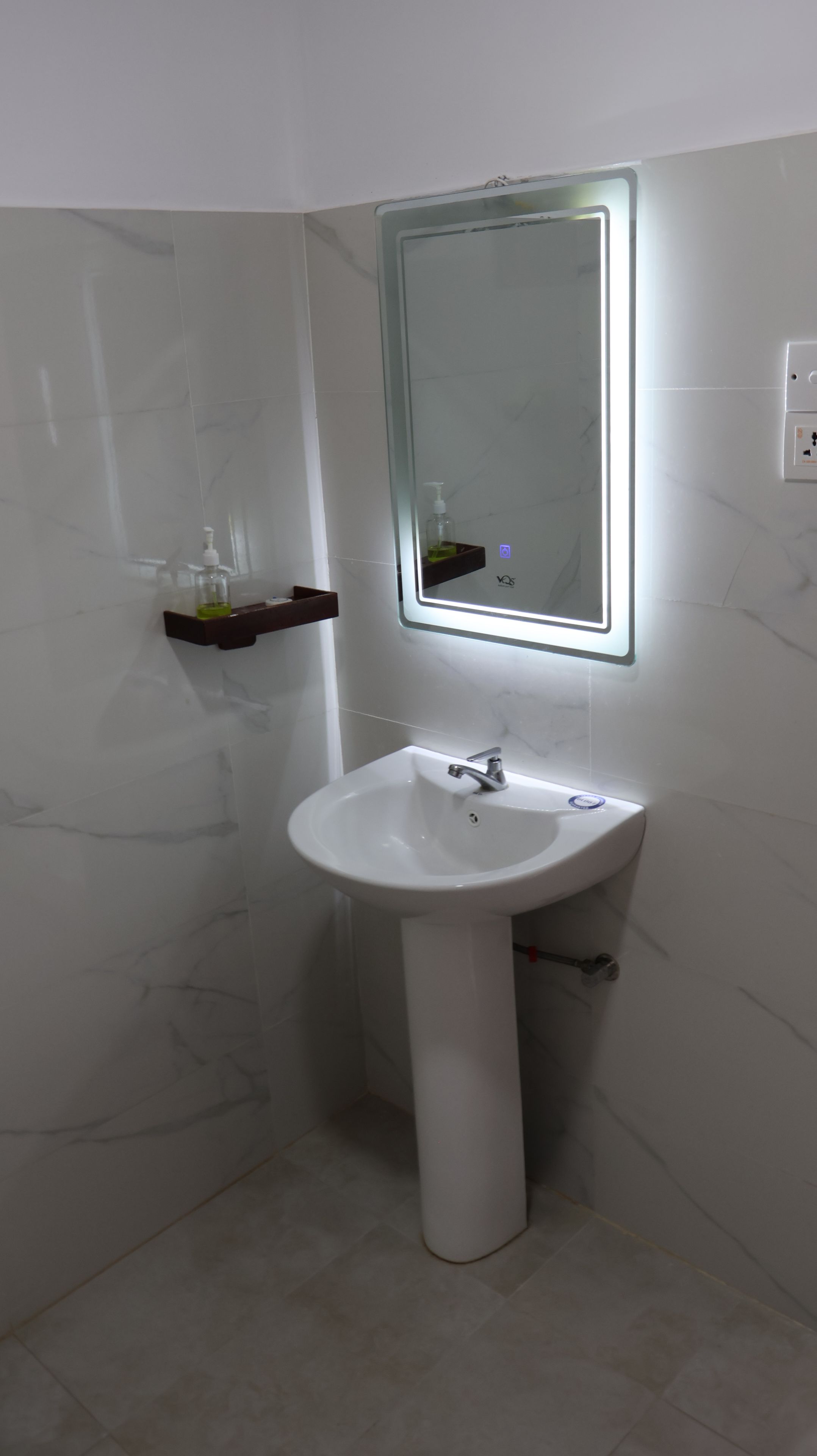 Economy kamer, 1 twee- of 2 eenpersoonsbedden | Badkamer | Een douche, handdoeken, zeep, shampoo