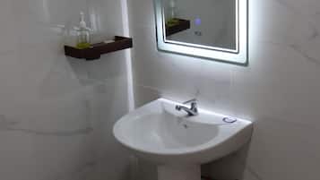 Economy kamer, 1 twee- of 2 eenpersoonsbedden | Badkamer | Een douche, handdoeken, zeep, shampoo