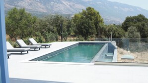 Pool - Fantastic 2-bedroom villa with AC in charming τραπεζακι (τραπεζακι)