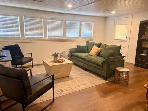 #10 Vintage Modern Lake Cottage 2 bdrm - w/ boat parking- near boat ramp