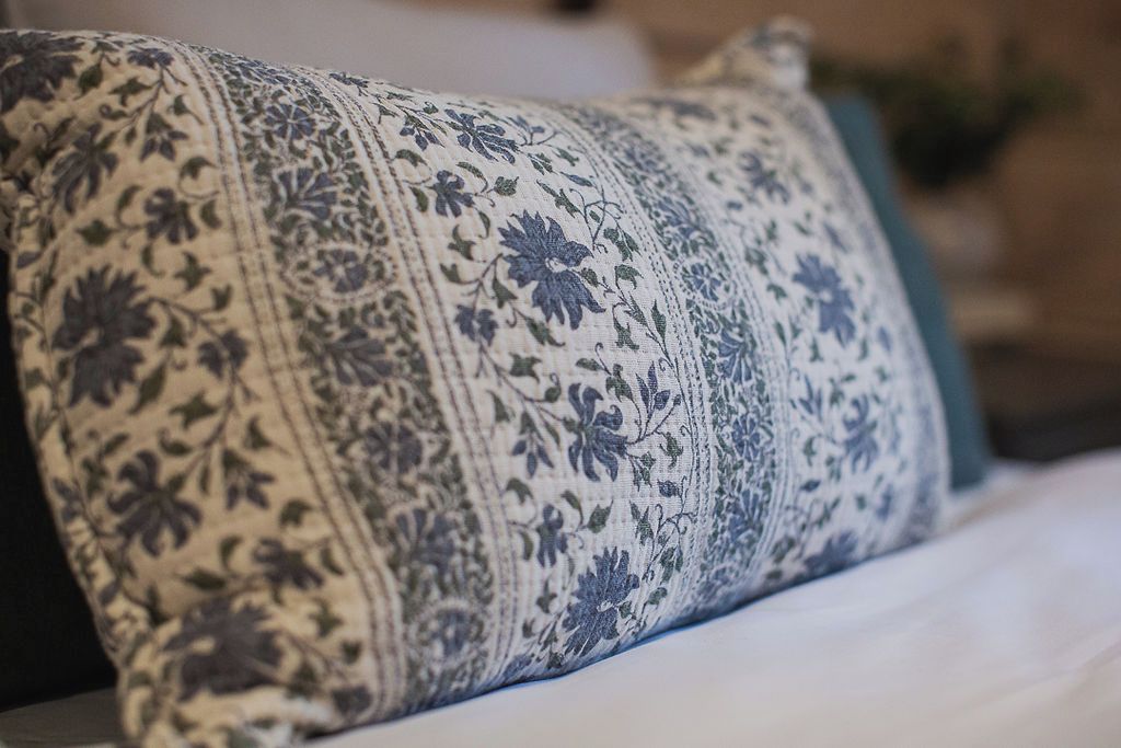 Un cojín con estampado floral.