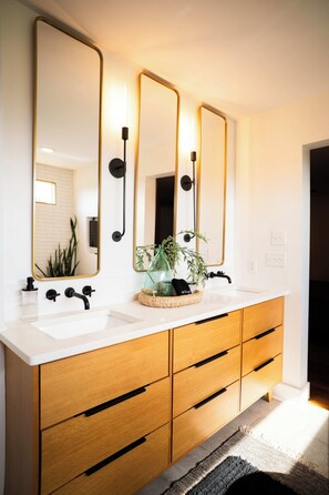 A modern bathroom with two sinks, a mirror, and a wooden vanity with drawers. - Mid Mod Lodge - Central Location - 0.5 mi UCA (Conway)