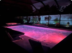 Private 30x15 screened-in HEATED pool and Hot Tub (pool heater is $35/day extra) - Heated Pool w/ Hot Tub • 10 min to Beaches • Pinellas Trail Access (Largo)
