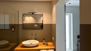 Family Triple Room, Courtyard View | Bathroom - Zahir Rooms & wellness  (Trapani)