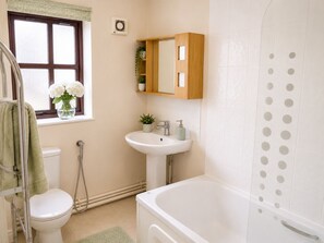 Un bagno con il water, un lavandino e una vasca da bagno.
