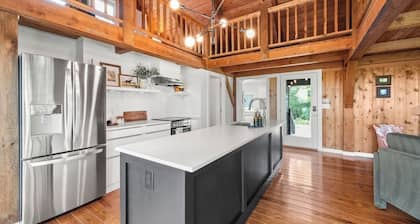 Field's Edge Cabin | Scenic Views & Modern Comfort