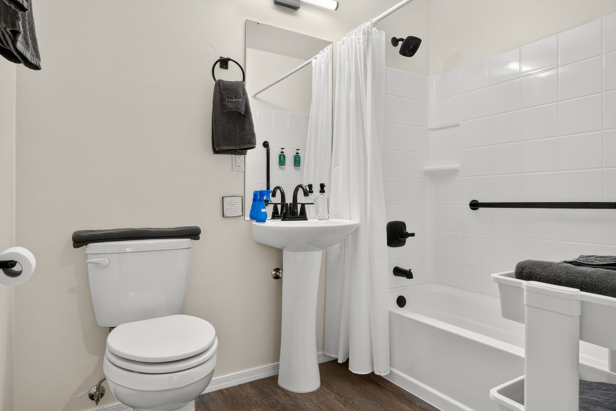 Un baño moderno con inodoro, lavabo y bañera.