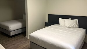 A bedroom with a large bed, a smaller bed, and a nightstand. - Value Stay Near Tri-Cities Airport, Columbia River & Family Adventures (Pasco)