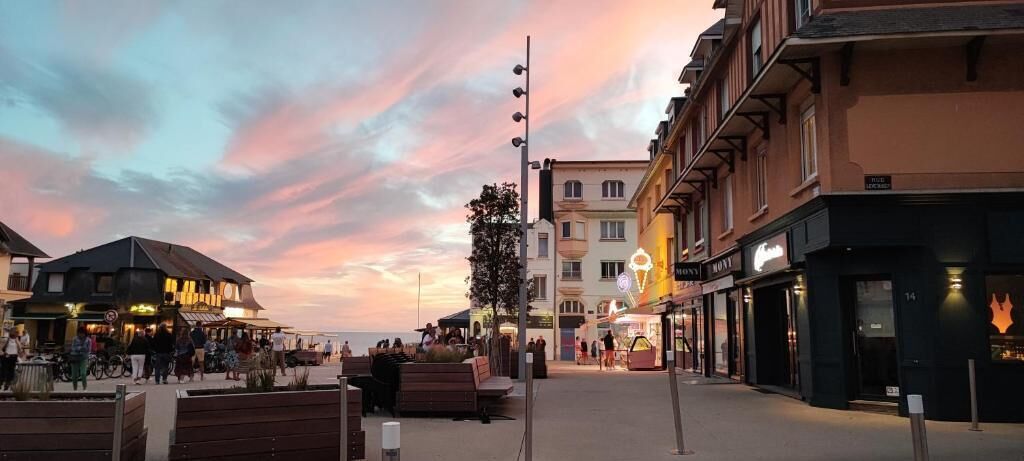 Une promenade en bord de mer, agrémentée de bancs, de boutiques et d’un restaurant.