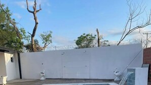 Una piscina con borde de azulejos, un jacuzzi circular y una fuente de agua.