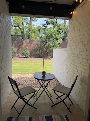 Outdoor dining - Starkville MS Luxury Townhome! Perfect for Gameday! 5 minutes to MSU! (Starkville)