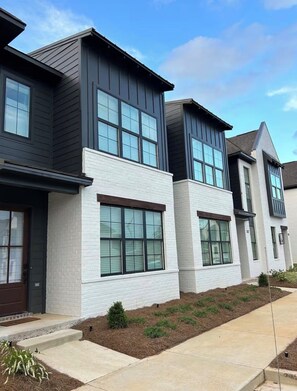 Exterior - Starkville MS Luxury Townhome! Perfect for Gameday! 5 minutes to MSU! (Starkville)