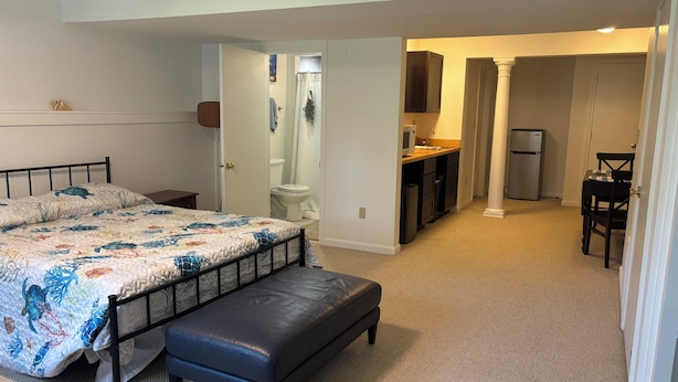 Room - Charming studio nestled in the heart of picturesque Marblehead (Marblehead)