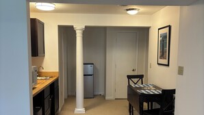 Dining - Charming studio nestled in the heart of picturesque Marblehead (Marblehead)