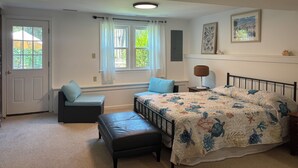 Room - Charming studio nestled in the heart of picturesque Marblehead (Marblehead)