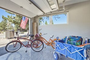 Ein Zimmer mit einem Fahrrad, einem Wagen und einer amerikanischen Flagge.