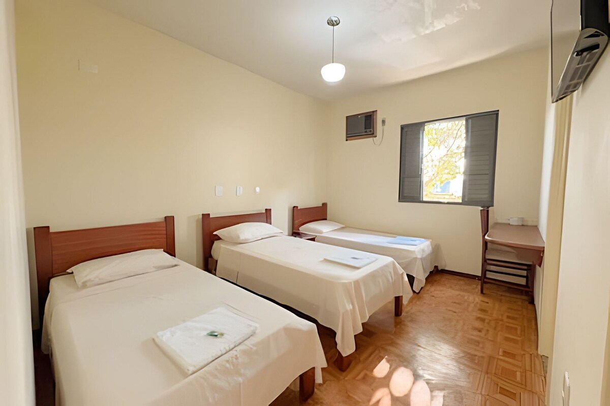 Tabla de planchar con plancha, wifi gratis y ropa de cama 