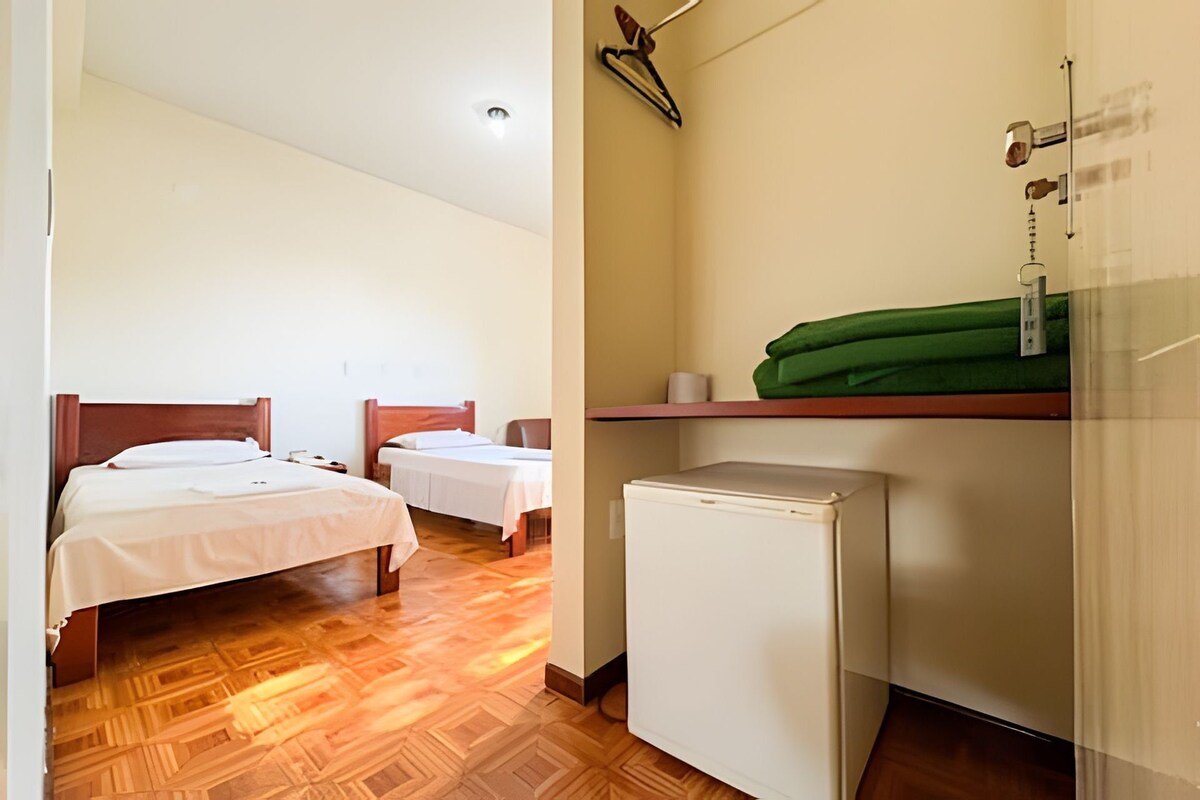 Tabla de planchar con plancha, wifi gratis y ropa de cama 