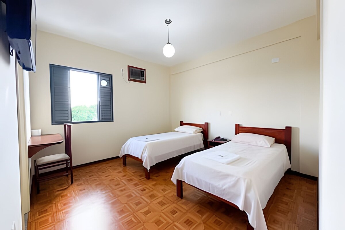 Tabla de planchar con plancha, wifi gratis y ropa de cama 