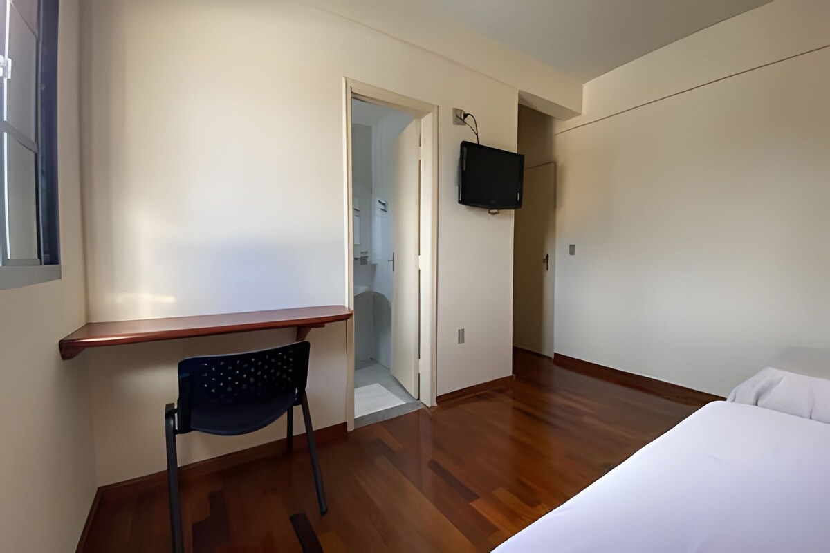Tabla de planchar con plancha, wifi gratis y ropa de cama 